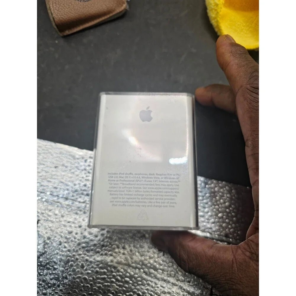 Apple iPod Shuffle 2nd Gen 1GB Gold A1204 Open Box Complete